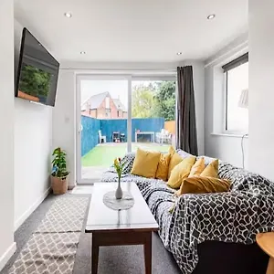 Spacious 2 Bedrooms, Free Parking, Free Wifi - Serene Homes Guest house Sheffield